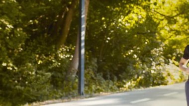 Genç sporcu duruşu ve akıllı hareketlere bakma, eğitim yoğunluğunu kontrol etme ya da koşu egzersizi sırasında mesaj okuma