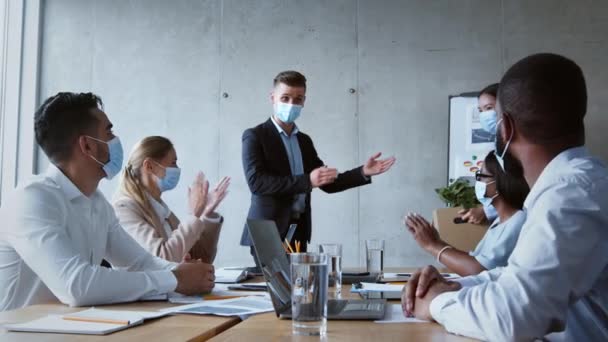 Menadżer HR przedstawiający nowe koleżanki ludziom biznesu, współpracownicy bijący brawo podczas spotkania korporacyjnego — Wideo stockowe