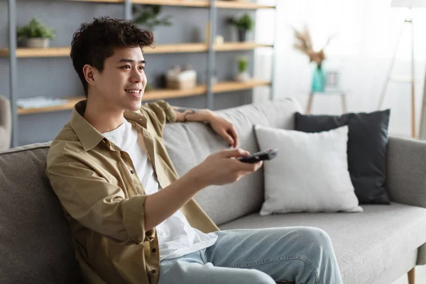 Feliz asiático chico pasando fin de semana viendo tv — Foto de Stock