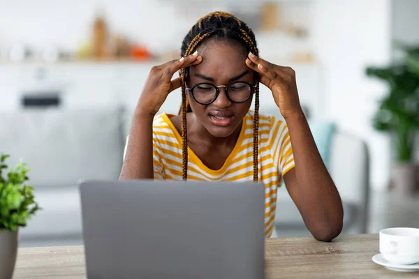 Gestresste schwarze Freiberuflerin arbeitet von zu Hause aus — Stockfoto