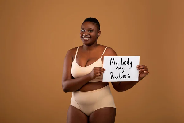 My body my rules. Curvy Black Woman In Underwear Posing — Stock Photo, Image