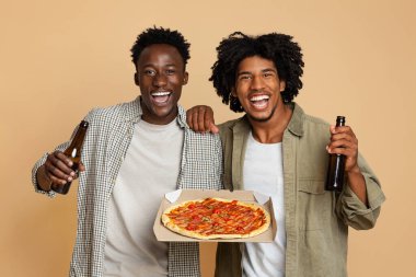 Erkek Partisi. İki mutlu siyah arkadaş Bira ve Pizza Kutusunda