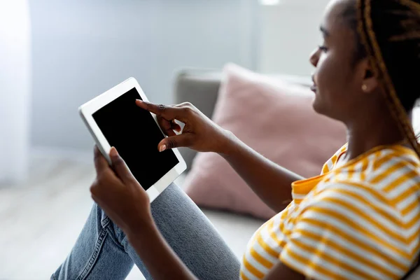 Vista lateral de mujer negra usando almohadilla con pantalla vacía —  Fotos de Stock