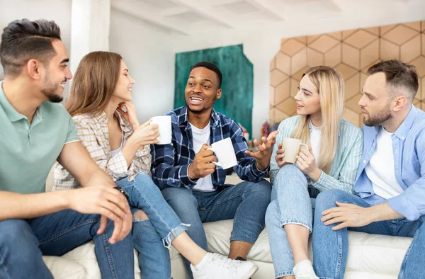 Grupo de amigos diversos milenares conversando, divertindo-se festa estudantil, passar o fim de semana juntos em casa — Fotografia de Stock