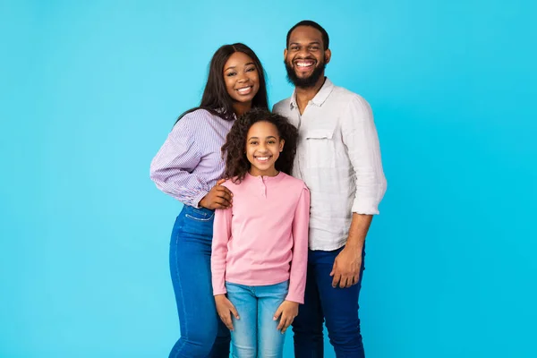 Hombre afroamericano posando con esposa e hija sonriente — Foto de Stock