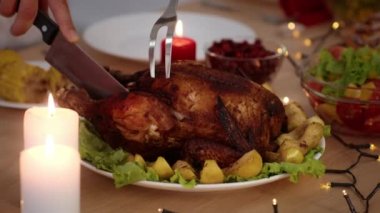 Kapalı Kapılar ardında Şükran Günü 'nü kutlayan Kızarmış Hindi Kesen Adam
