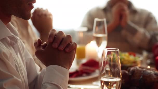 Famille priant ensemble pendant le dîner d'Action de grâces à la maison, récolté — Video