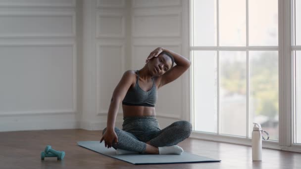 Entrenamiento Fitness. Negro Deportiva Mujer Estiramiento de los músculos del cuello durante el entrenamiento en casa — Vídeos de Stock
