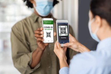 Yeni Normal. Kadın İşçi Tarayıcı Qr Kodu, Müşteri Dijital Aşılama Sertifikası Denetiliyor