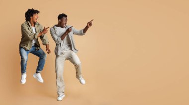 Şuna bir bak. Neşeli zenciler havada zıplarken yan tarafı gösteriyor.