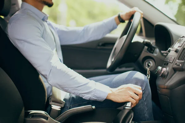 Imprenditore irriconoscibile guida auto confortevole, tenendo la mano sulla marcia — Foto Stock