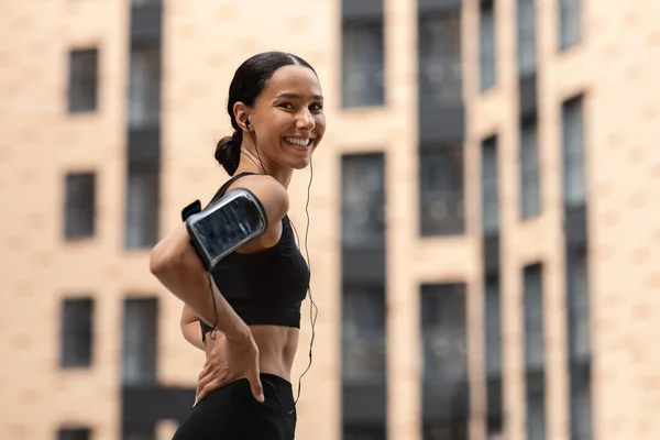 Retrato de ajuste jovem mulher em elegante Sportswear descansando ao ar livre após o treinamento — Fotografia de Stock