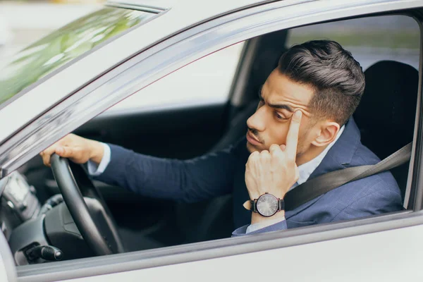 Stressiger Mann fährt mit Auto zum Flughafen und steckt im Stau fest — Stockfoto