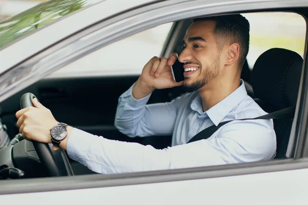 Allegro arabo che parla al cellulare mentre guida l'auto — Foto Stock