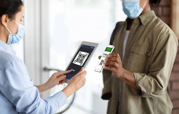 Female Worker With Digital Tablet Scanning Health QR Code Of Male Visitor — Stock Photo, Image