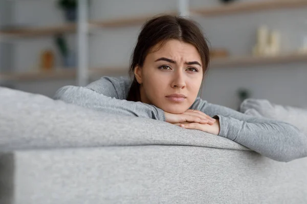 Pensieroso sconvolto triste europeo giovane donna che soffre di depressione soffre di solitudine e di isolamento di sé — Foto Stock