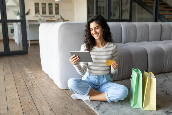 Milenial dama caucásica con la tableta de la PC con tarjeta de crédito, mientras que las compras en línea desde casa, espacio en blanco — Foto de Stock