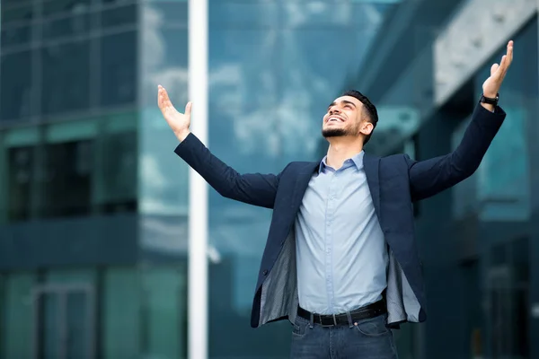 Homme d'affaires émotionnel du Moyen-Orient debout à côté de l'immeuble de bureaux — Photo
