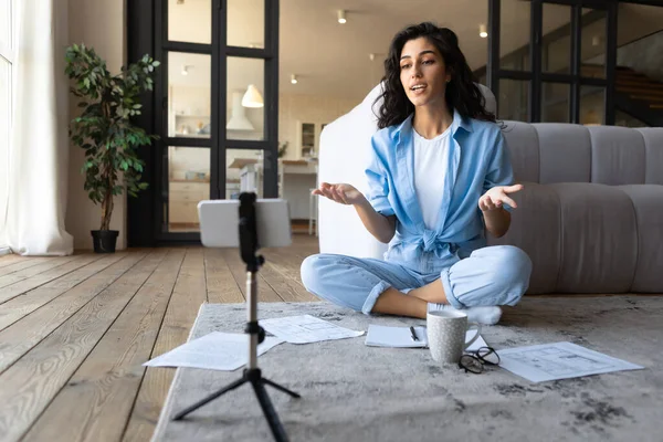 Giovane insegnante donna che dà lezione online sulla fotocamera dello smartphone, blogger che filma contenuti video per i social media a casa — Foto Stock