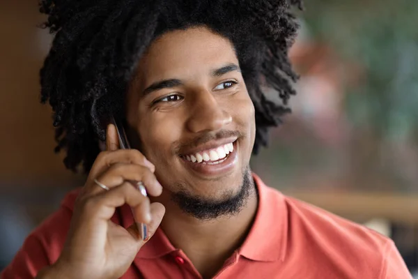 이동 전화. 전화로 대화하는 젊은 흑인 청년의 클로즈업 샷 — 스톡 사진