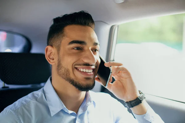 Glad mellanösternchef talar på mobiltelefon, sitter i bil, närbild — Stockfoto