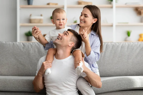 Feliz retrato familiar. Padres de Cheerfu con hijo pequeño divirtiéndose en casa — Foto de Stock