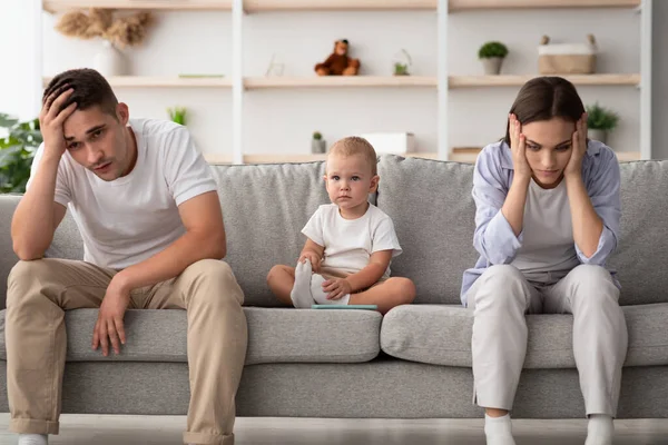 Familie conflicten. Schattige baby baby zitten tussen beledigde ouders na ruzie — Stockfoto