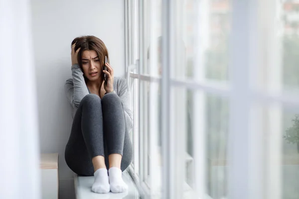 Llorando preocupado caucásico joven mujer que sufre de depresión y problemas de comunicación, hablando por teléfono —  Fotos de Stock