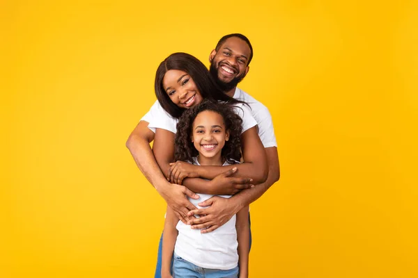 Afro-Amerikaanse man poseren met vrouw en lachende dochter — Stockfoto