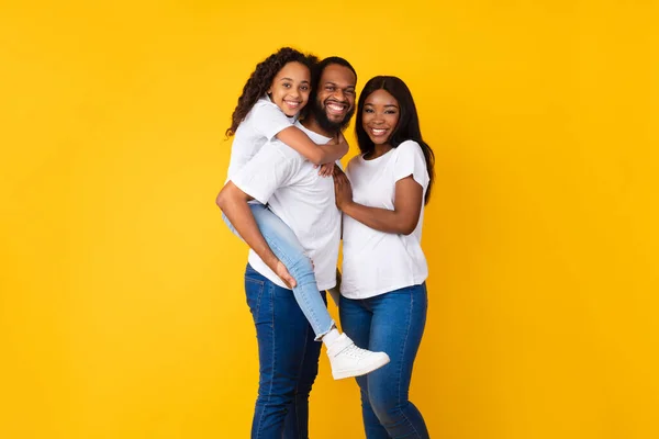 Afro-Amerikaans meisje tijd doorbrengen met haar moeder en vader — Stockfoto