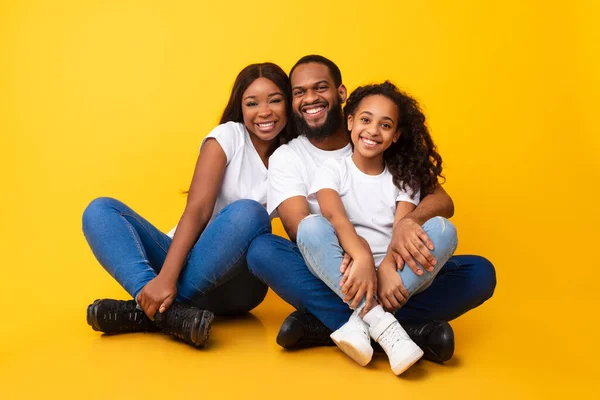 アフリカ系アメリカ人の男は妻と笑顔の娘とポーズ — ストック写真