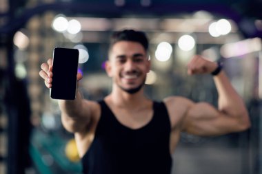 Fitness uygulaması. Siyah Ekranlı Akıllı Telefonlu Sportif Kaslı Arap Adam