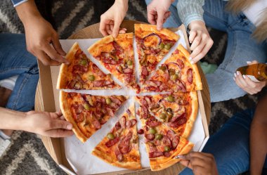 Arkadaşların sümüklü lezzetli pizzalar yediği, bira içtiği, parti yaptığı, kırpıldığı en iyi manzara.
