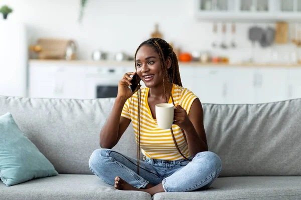 Muito jovem mulher negra ter telefone conversa, beber café — Fotografia de Stock