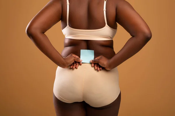 Cuerpo positivo mujer negra en ropa interior celebración de papel Nota — Foto de Stock