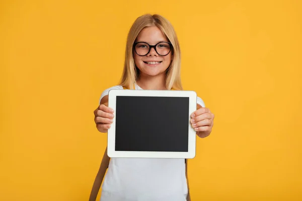 Gözlüklü genç sarışın kız boş ekranlı tablet gösteriyor, yeni bir uygulama öneriyor. — Stok fotoğraf