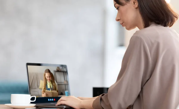 Sério adulto europeu mulher professor olhar para tela do laptop com adolescente menina — Fotografia de Stock