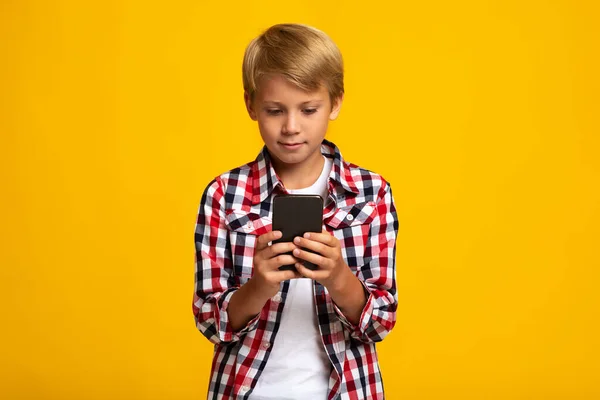 Ocupado europeo adolescente alumno escribiendo en el teléfono o jugando en el teléfono inteligente — Foto de Stock
