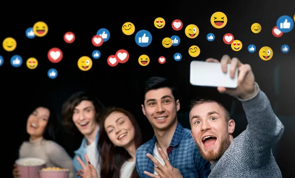 Χαρούμενη συναισθηματική νεαρή ποικιλόμορφη ομάδα ανθρώπων στο σινεμά με ποπ κορν, διασκεδάστε, βγάλτε selfie — Φωτογραφία Αρχείου