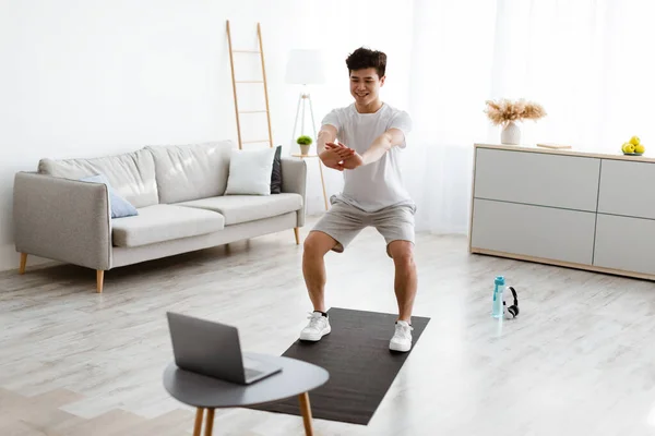 Asiatic tip face squats exercițiu uitam tutorial on-line — Fotografie, imagine de stoc