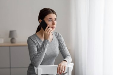 Endişeli umutsuzluk, kafkasyalı genç bir kadının telefonda konuşmasına neden oldu, kötü haberler aldı.