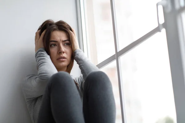 Désespérée femme millénaire européenne triste souffrant de dépression et de problèmes psychologiques — Photo