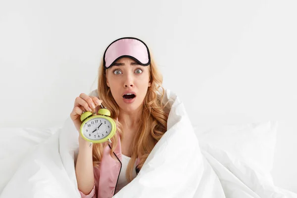 Komik korkmuş bin yıllık beyaz kadın pembe pijama ve açık ağızlı uyku maskesi. — Stok fotoğraf