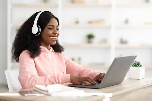 Intelligente sorridente donna nera che frequenta la classe online da casa — Foto Stock