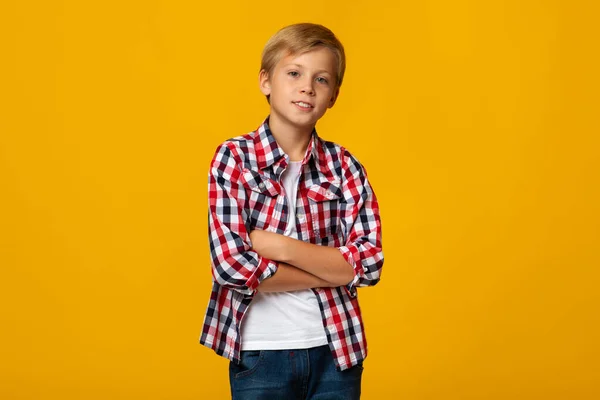 Confiante calma adolescente europeu em casual com os braços cruzados olhando para a câmera — Fotografia de Stock