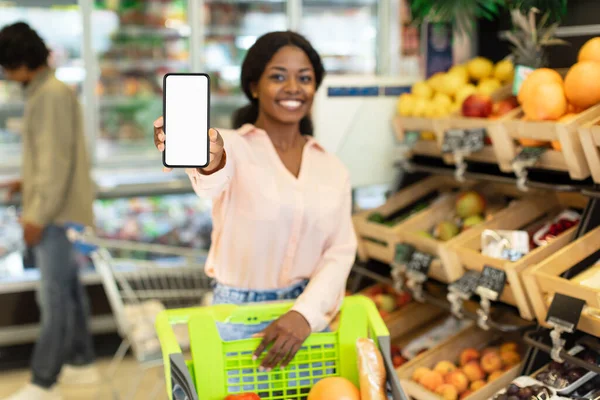 Black Woman Reklama Zakupy spożywcze Aplikacja Wyświetlanie telefonu w supermarkecie — Zdjęcie stockowe