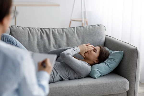 Triste infelice giovane paziente caucasico signora piangendo e parlando di problemi in visita — Foto Stock