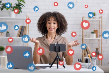 Şok olmuş komik siyah bayan öğretmen öğrencilere internetten cihazlarla ya da güncel blogcuyla öğretiyor.