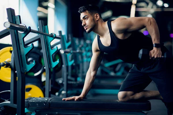 Motivé bel homme arabe formation avec haltère à l'intérieur de gymnase moderne — Photo