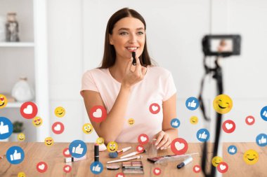 Mutlu bin yıllık Kafkasyalı kadın sosyal medya için makyaj ve çekim videosu yaptı